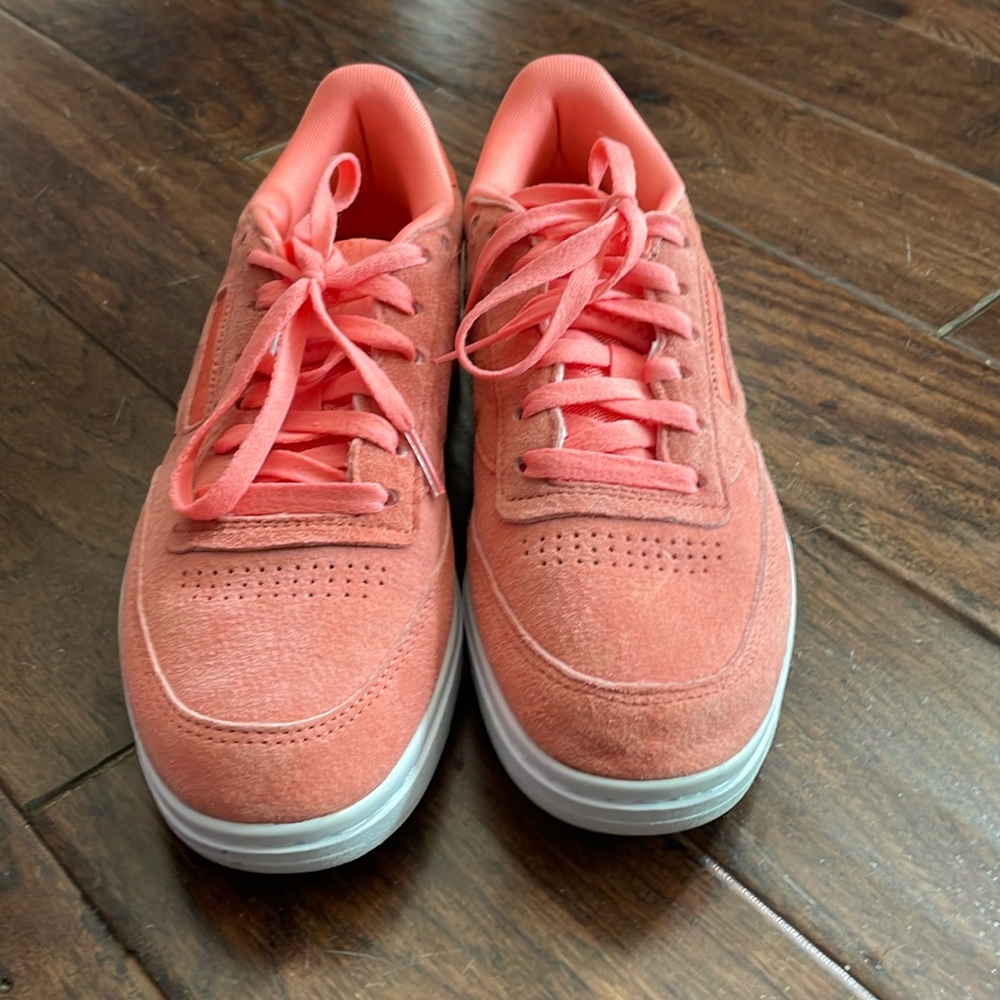 EUC Reebok Classic size 9